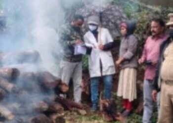 பாறை இடுக்கில் அழுகிய நிலையில் சிறுத்தை உடல் கண்டெடுப்பு