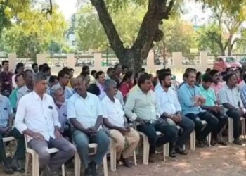 விருதுநகரில் கிராம நிர்வாக அலுவலர்கள் ஆவேசப் போராட்டம் ஊதிய உயர்வு கோரி கலெக்டர் அலுவலகம் முற்றுகை