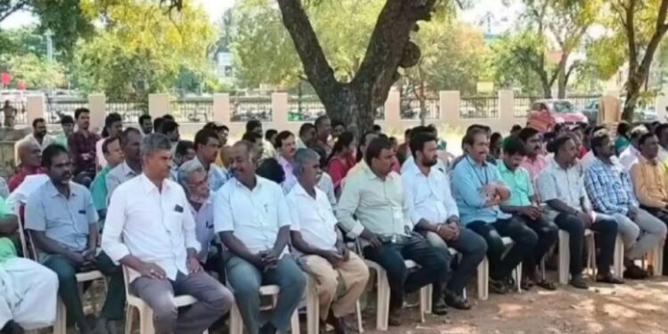 விருதுநகரில் கிராம நிர்வாக அலுவலர்கள் ஆவேசப் போராட்டம் ஊதிய உயர்வு கோரி கலெக்டர் அலுவலகம் முற்றுகை