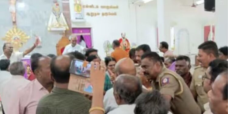 பாலியல் புகாரில் பாதிரியார் நீக்கம்: தூத்துக்குடி சர்ச்சில் பிரார்த்தனையின்போது இருதரப்பினர் மோதல்!