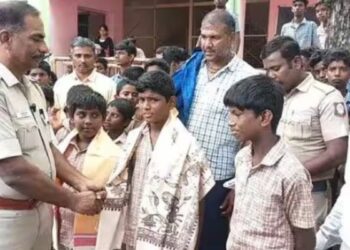 தங்கச் சங்கிலியை ஒப்படைத்த அரசு பள்ளி மாணவர்களுக்கு பாராட்டு!