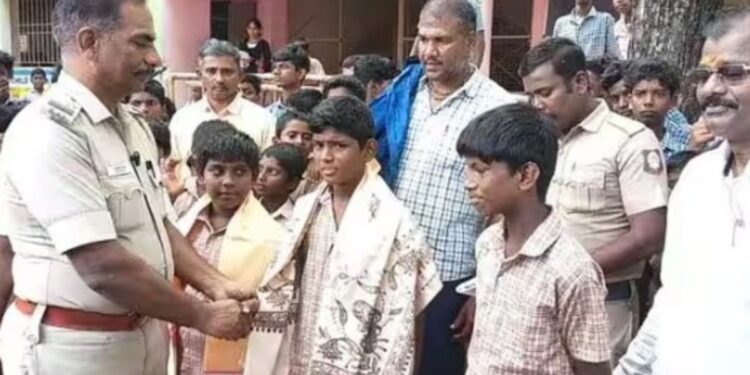 தங்கச் சங்கிலியை ஒப்படைத்த அரசு பள்ளி மாணவர்களுக்கு பாராட்டு!