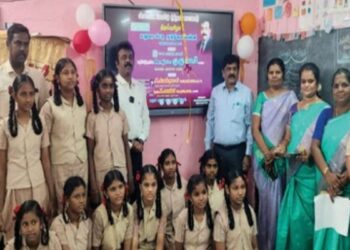 மதுரை சிட்டி நடுநிலைப்பள்ளியில் ‘ஸ்மார்ட் போர்ட்’ தொடக்கம்  நவீனக் கல்வியை நோக்கி அரசுப் பள்ளி மாணவர்கள்