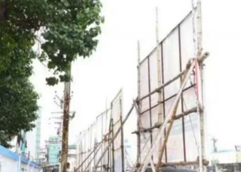 உடுமலையில் விதிகளை மீறி ஆக்கிரமித்துள்ள ராட்சத பிளக்ஸ் பேனர்கள்