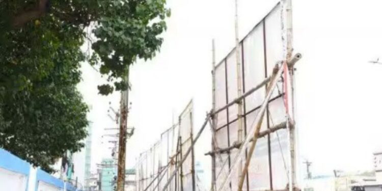 உடுமலையில் விதிகளை மீறி ஆக்கிரமித்துள்ள ராட்சத பிளக்ஸ் பேனர்கள்