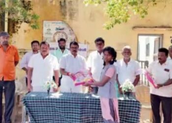 அரவக்குறிச்சி பகுதியில் அரசுப் பள்ளி மாணவர்களுக்குப் பொதுத்தேர்வு வழிகாட்டிப் புத்தகங்கள்