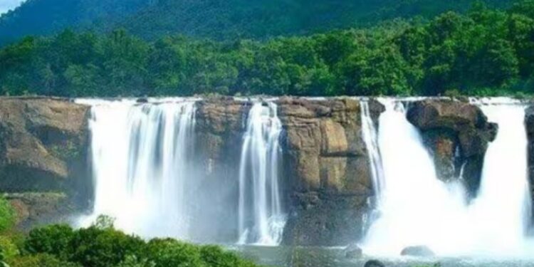 அதிரப்பள்ளி அருவியில் நீர்வரத்து சரிவு மின் உற்பத்திக்காக பகலில் தண்ணீர் நிறுத்தம்