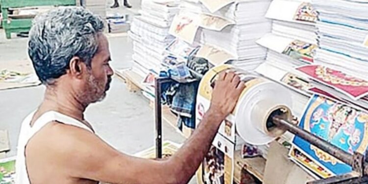 சிவகாசியில் ‘மிஷன் 2026’: சட்டமன்றத் தேர்தலால் களைகட்டும் காலண்டர் உற்பத்தி