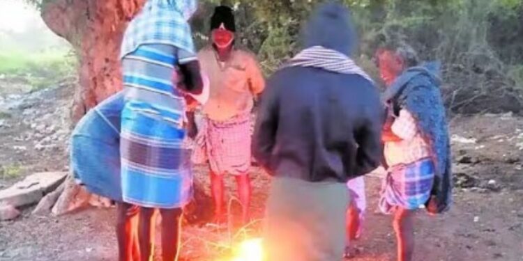 அரவக்குறிச்சியில் உறையவைக்கும் கடும் குளிர் அதிகாலையில் தீ மூட்டி மக்கள் தற்காப்பு