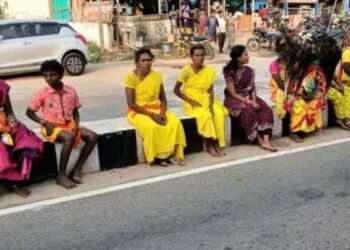 எரியோடு நால்ரோடு பகுதியில் தங்குமிடம் இன்றி தவிக்கும் பழநி பக்தர்கள் தேவஸ்தானம் நிழற்கூரை அமைக்க கோரிக்கை