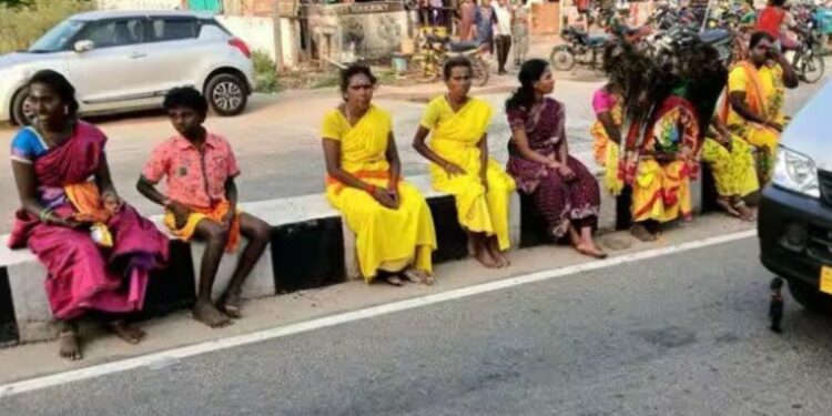 எரியோடு நால்ரோடு பகுதியில் தங்குமிடம் இன்றி தவிக்கும் பழநி பக்தர்கள் தேவஸ்தானம் நிழற்கூரை அமைக்க கோரிக்கை