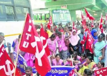 தொழிலாளர் சட்டத் தொகுப்புகளைத் திரும்பப் பெறக்கோரி கரூரில் சி.ஐ.டி.யு. அதிரடி சாலை மறியல்