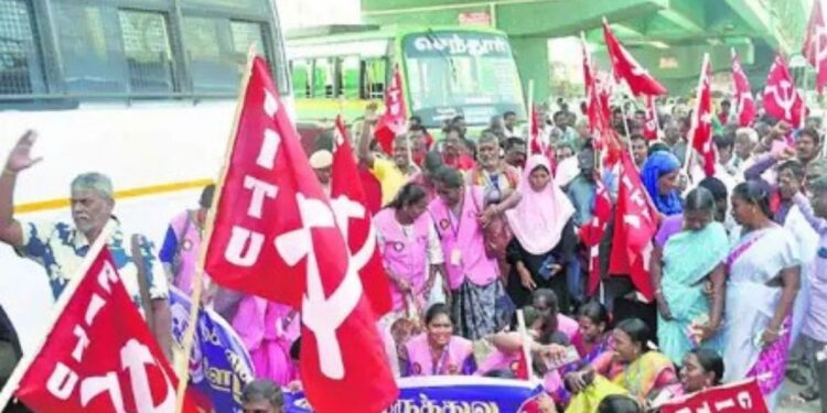 தொழிலாளர் சட்டத் தொகுப்புகளைத் திரும்பப் பெறக்கோரி கரூரில் சி.ஐ.டி.யு. அதிரடி சாலை மறியல்