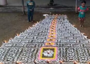 நரசிம்மநாயக்கன்பாளையத்தில் மார்கழி வைபவம்  சக்தி மாரியம்மன் கோயில் முன் 15 அடி நீளத்தில் கோலமிட்டுப் பெண்கள் வழிபாடு