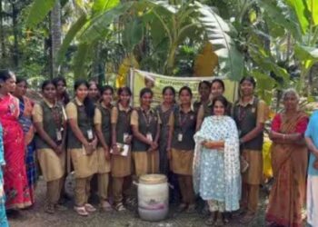 ஆனைமலை அருகே வேளாண் மாணவியருக்கு இயற்கை விவசாயப் பயிற்சி மண் வளம் காக்க இயற்கை உரங்களின் செயல்விளக்கம்