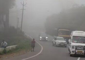 போடிமெட்டில் நிலவும் கடும் பனிப்பொழிவு முகப்பு விளக்குகளை ஒளிரவிடாமல் பயணிக்கும் வாகனங்களால் விபத்து அபாயம்!