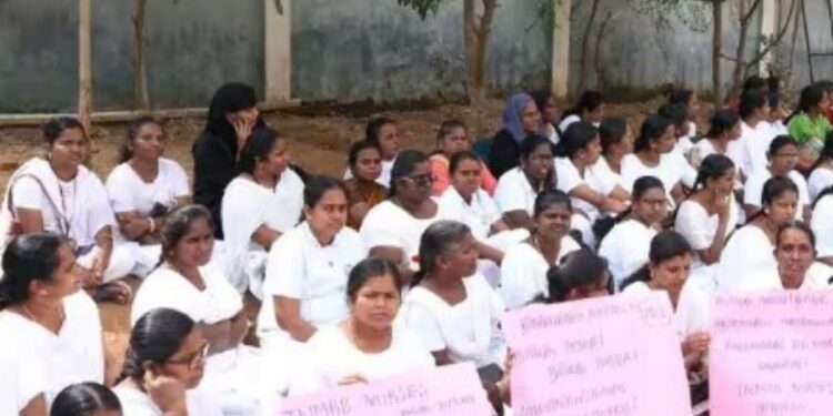 பணி நிரந்தரம் கோரி செவிலியர்கள் பணிகளைப் புறக்கணித்துக் காத்திருப்பு போராட்டம்!