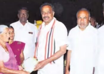 கரூர் மாநகராட்சியில் முன்னாள் அமைச்சர் எம்.ஆர்.விஜயபாஸ்கர் வீடு வீடாகப் பிரச்சாரம்