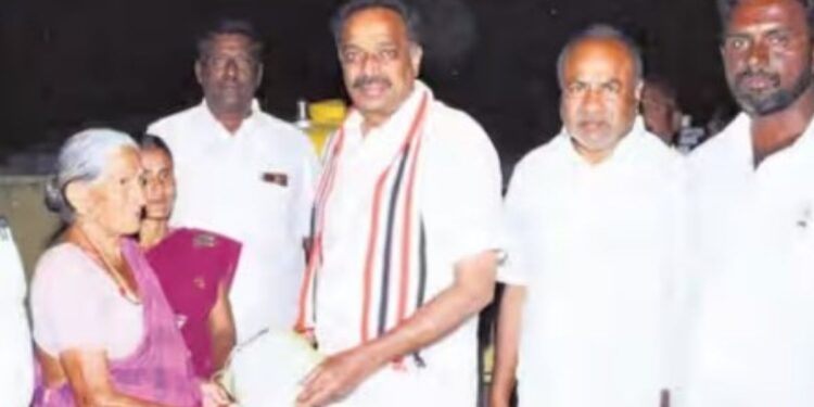 கரூர் மாநகராட்சியில் முன்னாள் அமைச்சர் எம்.ஆர்.விஜயபாஸ்கர் வீடு வீடாகப் பிரச்சாரம்