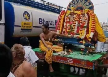 அன்னூர் மன்னீஸ்வரர் கோவில் தேர்த்திருவிழா  சூரிய வாகனத்தில் சுவாமி திருவீதி உலா