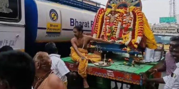 அன்னூர் மன்னீஸ்வரர் கோவில் தேர்த்திருவிழா  சூரிய வாகனத்தில் சுவாமி திருவீதி உலா