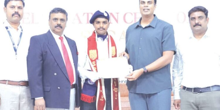 டெல்லி குடியரசு தின அணிவகுப்பு  கோவை ராமகிருஷ்ணா கல்லூரி மாணவர் தர்ஷன் தேர்வு 12-வது ஆண்டாகச் சாதனை!