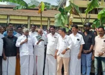 சோலையாறு எஸ்டேட் சாலையைச் சீரமைக்கக் கோரி வாழை மரம் நடும் போராட்டம் எஸ்டேட் நிர்வாகத்திற்குத் கடும் எச்சரிக்கை