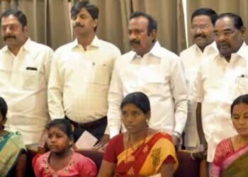 பொல்லான் நினைவரங்கிற்கு இடம் கொடுத்த 6 குடும்பங்களுக்கு சிறப்பு அனுமதி மூலம் வீடு  அமைச்சர் முத்துசாமி வழங்கினார்