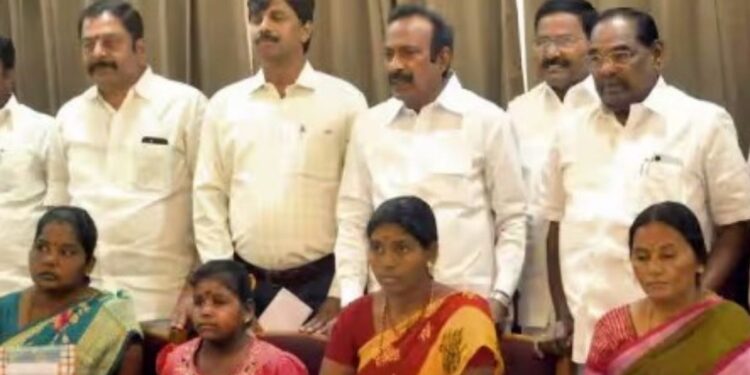 பொல்லான் நினைவரங்கிற்கு இடம் கொடுத்த 6 குடும்பங்களுக்கு சிறப்பு அனுமதி மூலம் வீடு அமைச்சர் முத்துசாமி வழங்கினார்