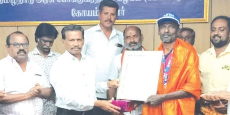 170 கி.மீ நடைபயணம்; 49,000 விதைப்பந்துகள் உலக சாதனை படைத்த கோவை அரசுப் பேருந்து நடத்துனர்!