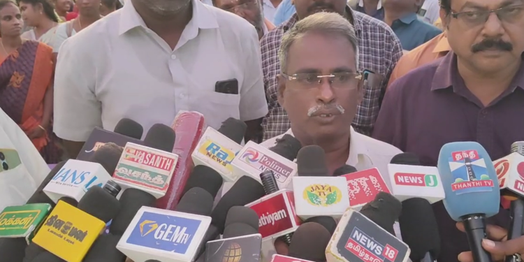 மயிலாடுதுறை மாவட்டத்திற்கு ஏற்பட்டுள்ள அநீதியை கண்டித்து ஊரக வளர்ச்சி துறை அலுவலர்கள் சங்கம் சார்பில் கண்டன ஆர்ப்பாட்டம் – 300க்கும் மேற்பட்ட ஊழியர்கள், பேரணியாக மாவட்ட ஆட்சியர் அலுவலகத்தில் மனு