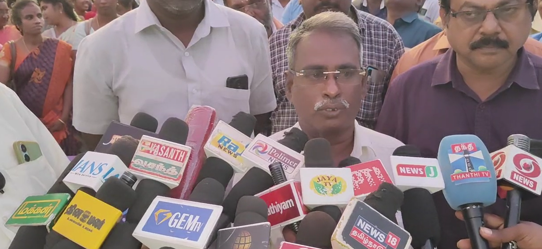 மயிலாடுதுறை மாவட்டத்திற்கு ஏற்பட்டுள்ள அநீதியை கண்டித்து ஊரக வளர்ச்சி துறை அலுவலர்கள் சங்கம் சார்பில் கண்டன ஆர்ப்பாட்டம் – 300க்கும் மேற்பட்ட ஊழியர்கள், பேரணியாக மாவட்ட ஆட்சியர் அலுவலகத்தில் மனு