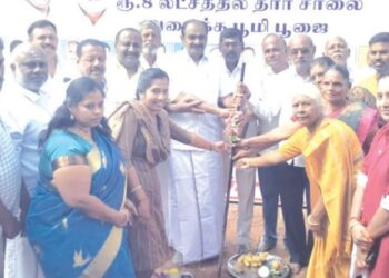 தீத்திபாளையம்  மக்களின் நீண்டநாள் கனவு நனவு: தார்சாலைப் பணிகளைத் தொடங்கி வைத்தார்