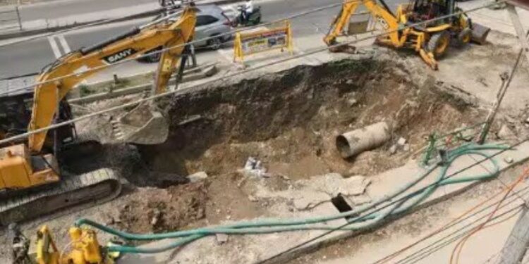 சரவணம்பட்டியில் பிரதான குடிநீர் குழாய் உடைப்பு  34 வார்டுகளில் விநியோகம் பாதிப்பு