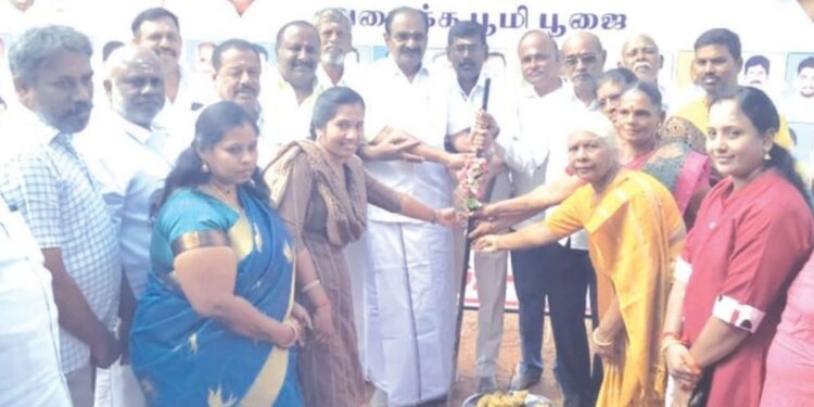 தீத்திபாளையம் மக்களின் நீண்டநாள் கனவு நனவு: தார்சாலைப் பணிகளைத் தொடங்கி வைத்தார்