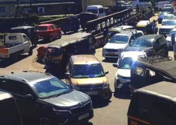 மூணாறில் ஆம்புலன்ஸை முடக்கிய கடும் போக்குவரத்து நெரிசல்  ‘இ-பாஸ்’ முறையை அமல்படுத்தக் கோரிக்கை