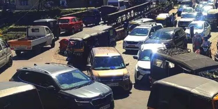 மூணாறில் ஆம்புலன்ஸை முடக்கிய கடும் போக்குவரத்து நெரிசல்  ‘இ-பாஸ்’ முறையை அமல்படுத்தக் கோரிக்கை