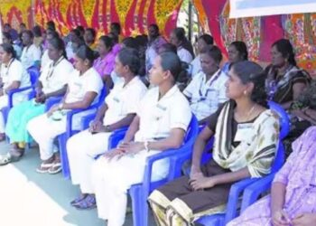 கரூர் அரசு மருத்துவக் கல்லுாரியில் செவிலியர்களின் காத்திருப்பு போராட்டம்  10 அம்சக் கோரிக்கைகளை வலியுறுத்தி முழக்கம்