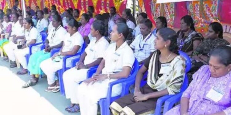 கரூர் அரசு மருத்துவக் கல்லுாரியில் செவிலியர்களின் காத்திருப்பு போராட்டம்  10 அம்சக் கோரிக்கைகளை வலியுறுத்தி முழக்கம்