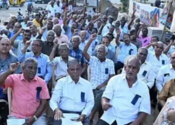 பழைய ஓய்வூதியத் திட்டத்தை அமல்படுத்தக் கோரி மதுரையில் கருப்பு பேட்ஜ் அணிந்து போராட்டம்