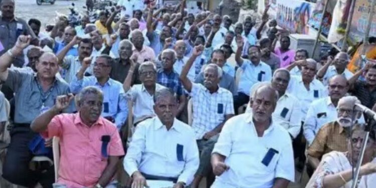 பழைய ஓய்வூதியத் திட்டத்தை அமல்படுத்தக் கோரி மதுரையில் கருப்பு பேட்ஜ் அணிந்து போராட்டம்