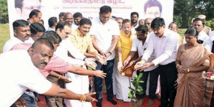 மன்னார்குடி இளைஞர்களின் விளையாட்டு கனவு நனவாகிறது  ‘முதலமைச்சர் சிறு விளையாட்டு அரங்கம்’ – அமைச்சர் டி.ஆர்.பி.ராஜா அடிக்கல் நாட்டினார்