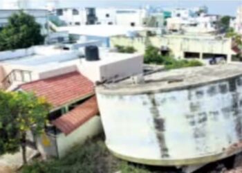 கரூரில் அனுமதியின்றி மாநகராட்சி குடிநீர் தொட்டியை இடித்த மர்ம நபர்கள்  அருகில் இருந்த வீடு இடிந்து சேதம்