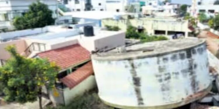 கரூரில் அனுமதியின்றி மாநகராட்சி குடிநீர் தொட்டியை இடித்த மர்ம நபர்கள்  அருகில் இருந்த வீடு இடிந்து சேதம்