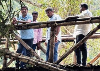 திண்டுக்கல் புல்லாவெளி அருவியில் ரூ.2 கோடியில் சுற்றுலா மேம்பாட்டுப் பணிகள் மாவட்ட ஆட்சியர்  நேரில் ஆய்வு