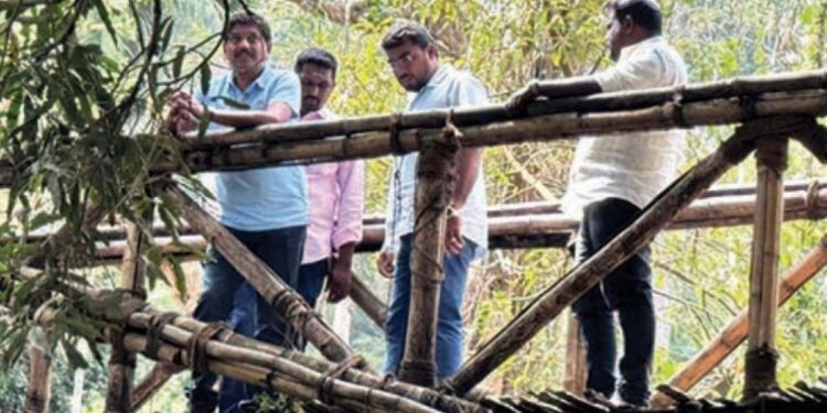 திண்டுக்கல் புல்லாவெளி அருவியில் ரூ.2 கோடியில் சுற்றுலா மேம்பாட்டுப் பணிகள் மாவட்ட ஆட்சியர்  நேரில் ஆய்வு