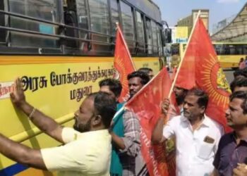 தேனி பேருந்து நிலையத்தில் நாம் தமிழர் கட்சியினர்  அரசு பேருந்துகளில் ‘தமிழ்நாடு’ ஸ்டிக்கர் ஒட்டி நூதனப் போராட்டம்