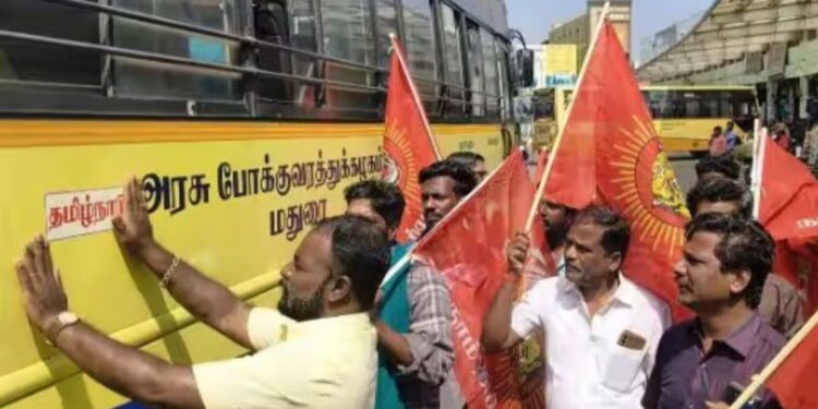 தேனி பேருந்து நிலையத்தில் நாம் தமிழர் கட்சியினர் அரசு பேருந்துகளில் ‘தமிழ்நாடு’ ஸ்டிக்கர் ஒட்டி நூதனப் போராட்டம்