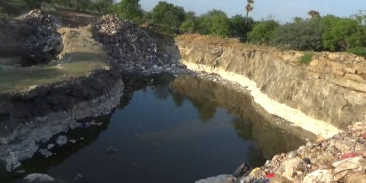 வெள்ளகோவில் அருகே செயலிழந்த பாறைக்குழி ‘கெமிக்கல் குப்பைக் குழியாக’ மாறியது