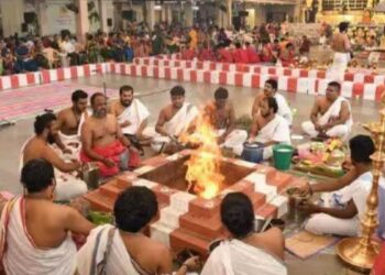 கோவை ராம் நகர் அய்யப்பன் பூஜா சங்க 75-வது ஆண்டு பெருவிழா  தங்கக் கவச அலங்காரத்தில் சுவாமி தரிசனம்